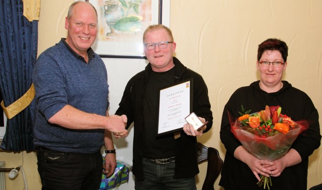 Harm Takke feliciteert Erik Messink met zijn jubileum. Rechts Jannet Messink. Foto: Frank Vinkenvleugel
