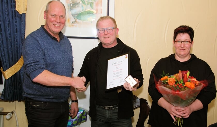 Harm Takke feliciteert Erik Messink met zijn jubileum. Rechts Jannet Messink. Foto: Frank Vinkenvleugel