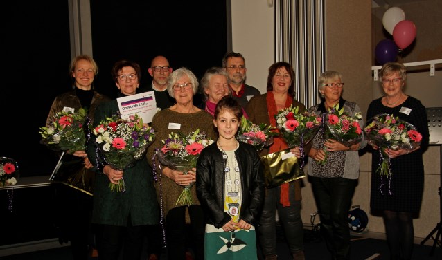 De Vrijwilligers van het Jaar in de categorieën Zorg, Leefbaarheid en Jeugd met jeugdburgemeester Evy Otten. Foto: Liesbeth Spaansen