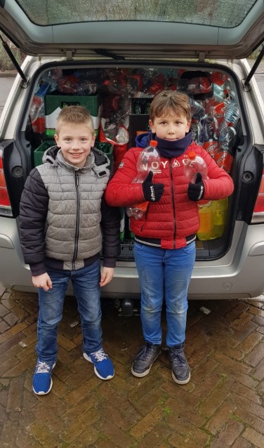 Vele jeugdspelers verleenden medewerking aan de inzamelingsactie. Foto: PR