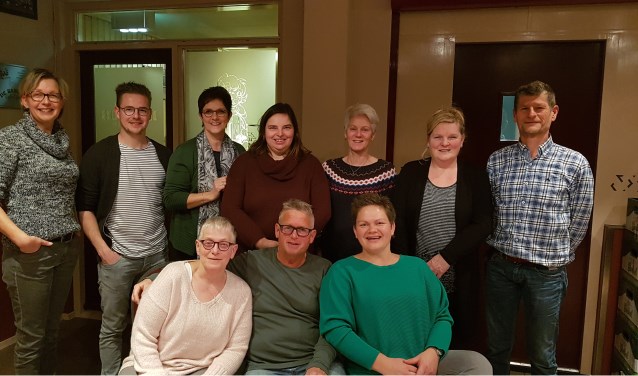 De cast van 'Een paar tinten vrolijker graag'. Foto: PR
