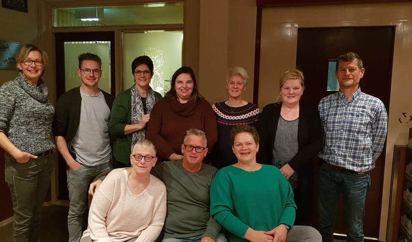 De cast van 'Een paar tinten vrolijker graag'. Foto: PR