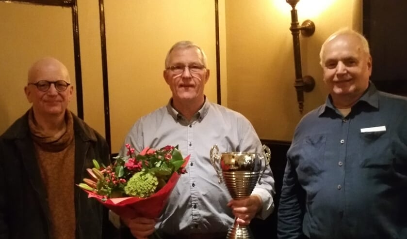 Van links naar rechts Hans Kox, kampioen Gerrit ten Arve, en Frits Wissink. Foto: PR