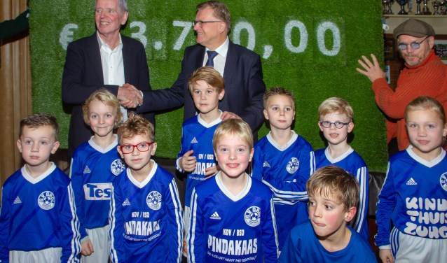 Aanbieding van het het jubileumcadeau aan Grolvoorzitter Hans Scheinck. Foto: Marcel Houwer