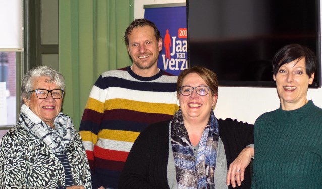 De commissie Vriendecafé zorgt dat niemand zich verloren hoeft te voelen bij binnenkomst. Foto: Alex en Janneke van de Galiën