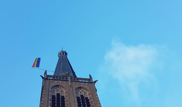 De regenboogvlag wappert op de toren van de Catharinakerk. Foto: Burry van den Brink