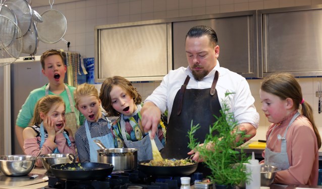 Koken met kinderen is een feestje voor Tom Klein Hemmink. Foto: Henri Walterbos
