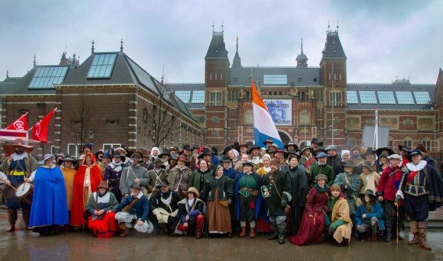 De internationale groep re-enactors voor het Rijksmuseum in Amsterdam. Foto: Marcel Houwer