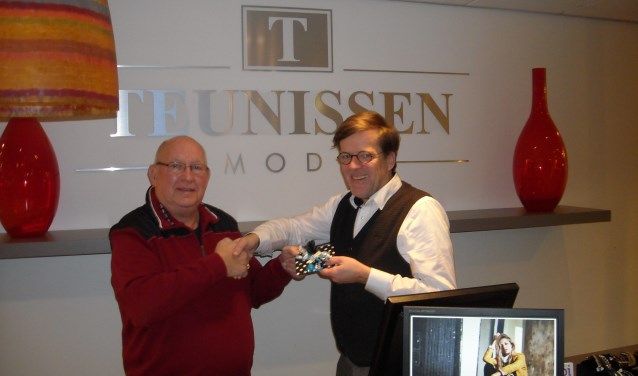 Rob Teunissen (r) overhandigt Bennie Spekschoor de wonnen prijs. Foto: PR.