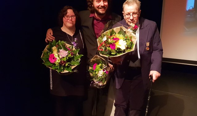Bloemen bij de première van de Elver-film voor Jantine Alberts, Jorn Snelting en Jan Oosterink. Foto: PR