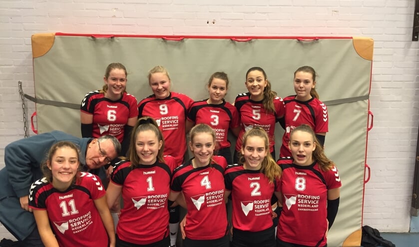 Achter v.l.n.r.: Merle, Kim, Jade, Merijn en Dominique. Voor v.l.n.r.: Lot, Gerrit (coach), Amke, Maud, Pien en Ismay. Foto: PR