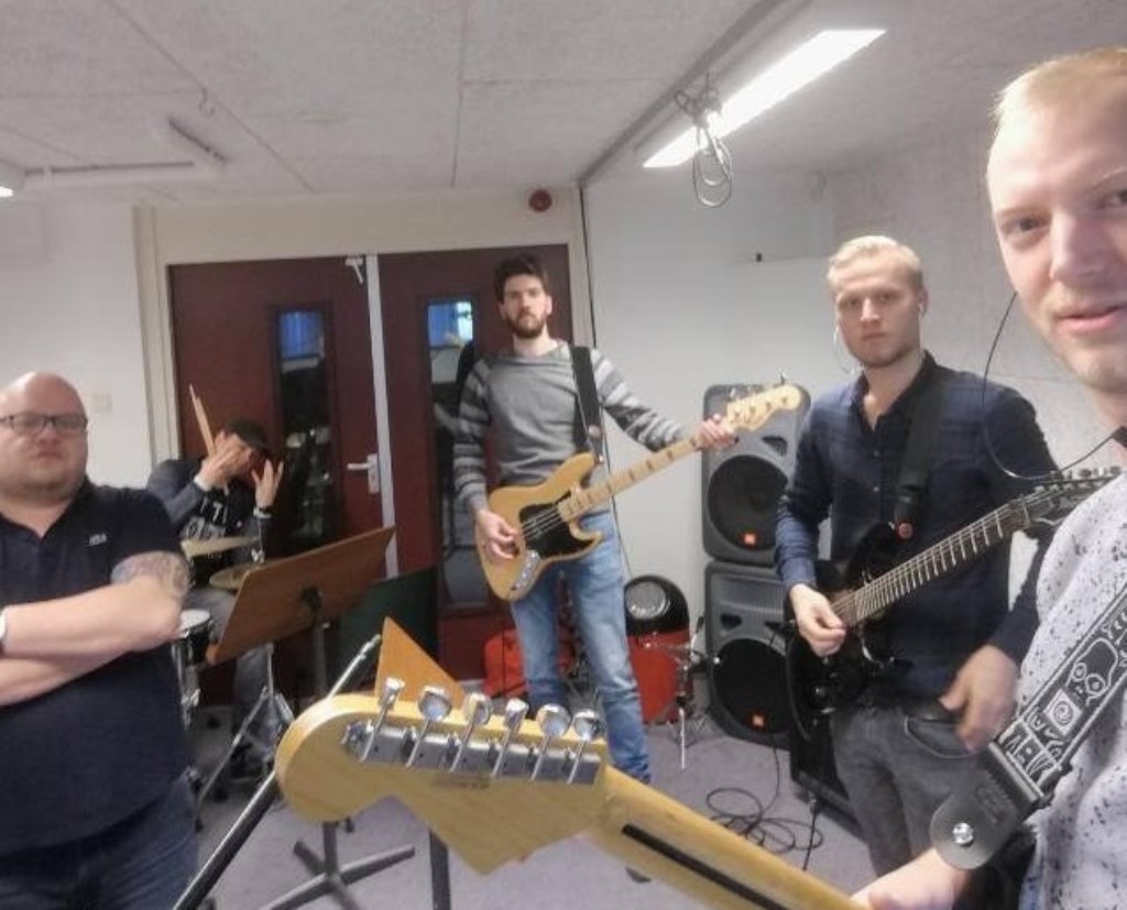 Alice D. uit Winterswijk met links frontman Niek Slotboom. Foto: PR