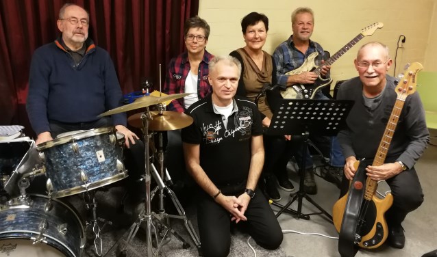 De Berkellandse band Unexpected met van links naar rechts achter Menno van der Werff, Anneke Schelfer, Yvonne Reurslag, Anton Bouwens en voor Han Koeslag en Wim Verdaasdonk. Foto: Rob Weeber