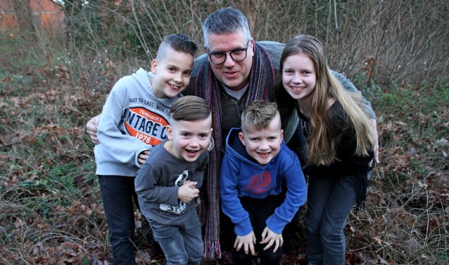 Robert te Winkel met zijn viertal Job, Thim, Thom en Susan. Foto: Liesbeth Spaansen