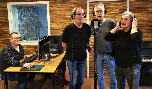 Mark Ebbers zingend te midden van broer Tim en zus Noël, onder toeziend oog van muzikaal leider Christof Elsinghorst, tijdens de opname van 'Heimwee noar Grolle'. Foto: Henri Walterbos