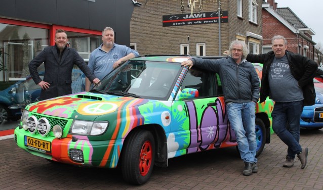 Gijs Besselink, Arjan Lensink, Peter Kreykamp en Sander Lensink (vlnr) zijn klaar voor de Barrel Challenge. Foto: Kristel te Bokkel