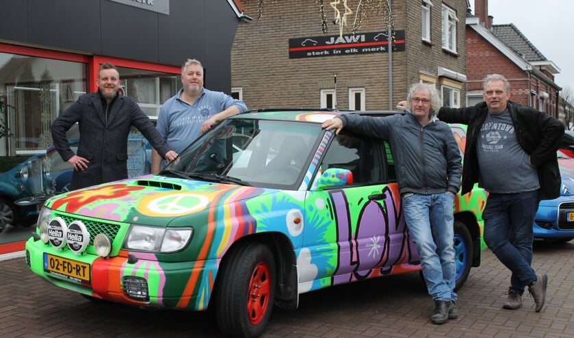 Gijs Besselink, Arjan Lensink, Peter Kreykamp en Sander Lensink (vlnr) zijn klaar voor de Barrel Challenge. Foto: Kristel te Bokkel