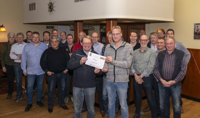 Ruim twintig techneuten van d'Olde Waskupen waren bij Hotel Heitkamp aanwezig om de cheque over te dragen aan Theo Mijnen. Foto Robin Sommers