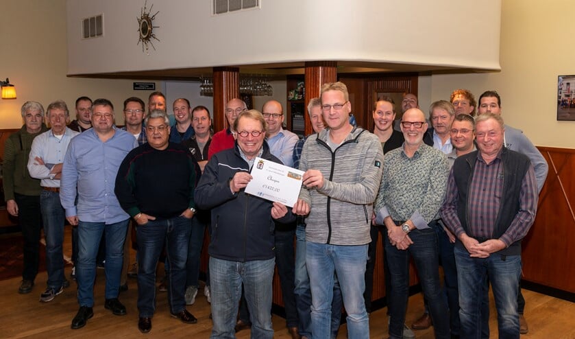 Ruim twintig techneuten van d'Olde Waskupen waren bij Hotel Heitkamp aanwezig om de cheque over te dragen aan Theo Mijnen. Foto Robin Sommers