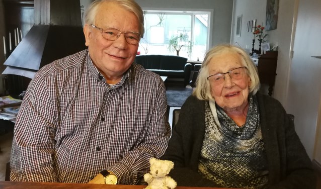 Henk Looman en Annie Onstenk met het pluche beertje in het midden. Foto: Rob Weeber