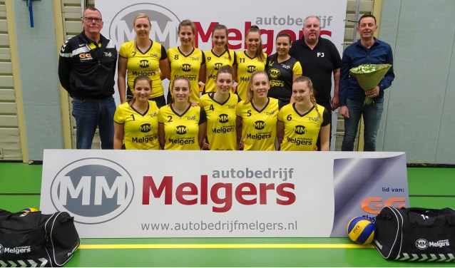 DVO DS1 in het nieuwe tenue, beschikbaar gesteld door Autobedrijf Melgers. Staand v.l.n.r. trainer Anton Baars, Nina Hermans, Lieke Regelink, Sterre Smeitink, Marie-Christine Lankhorst, Dewi Regelink, trainer Frans Jordens en sponsor Theo Melgers. Onder: Esmee Regelink, Floor Melgers, Maika Hiddink. Foto: PR