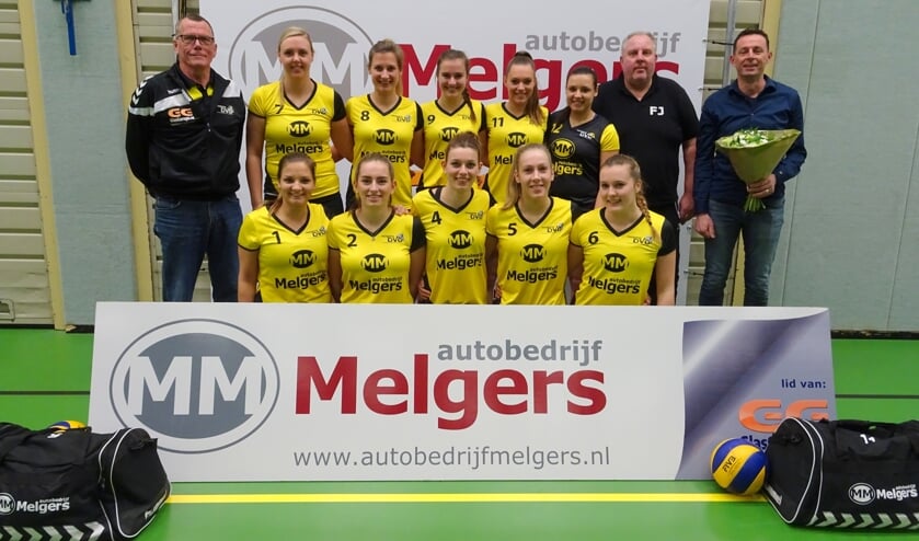 DVO DS1 in het nieuwe tenue, beschikbaar gesteld door Autobedrijf Melgers. Staand v.l.n.r. trainer Anton Baars, Nina Hermans, Lieke Regelink, Sterre Smeitink, Marie-Christine Lankhorst, Dewi Regelink, trainer Frans Jordens en sponsor Theo Melgers. Onder: Esmee Regelink, Floor Melgers, Maika Hiddink. Foto: PR
