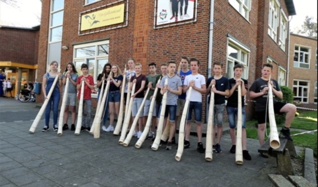 Assink Leerlingen met hun zelfgebouwde hoorns. Foto: PR