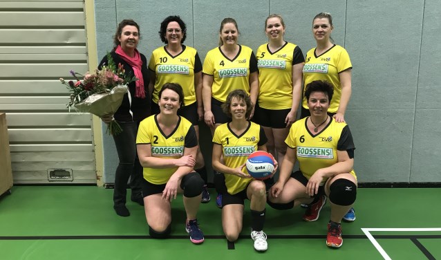 Coach en sponsor Germaine Goossens in de bloemen gezet voor nieuwe shirts van Morgana DVO dames 6. Foto: PR