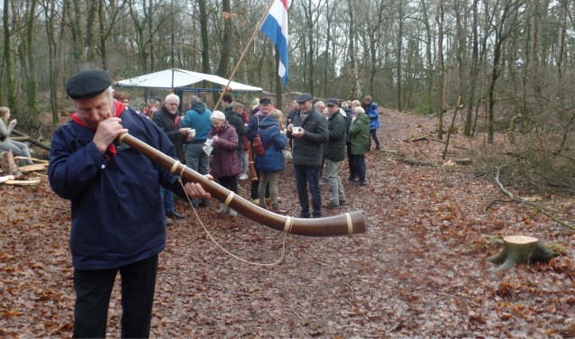Onder de tonen van de midwinterhoorns ontstond er een lange rij wachtende wandelaars voor de uitgifte van de erwtensoep. Foto: Jan Hendriksen