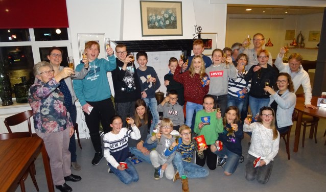 Het Jeugdorkest van Harmonie Vorden proost op het nieuwe jaar. Foto: PR