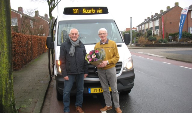 Coördinator Joop ter Horst verrast Leo Ikink (rechts) met een mooie bos bloemen. Foto: eigen foto