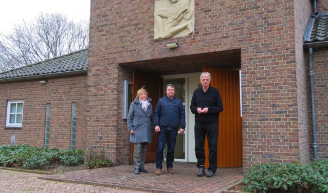 Het bestuur van Doetinchem herdenkt voor de ingang van de aula. Foto: Bert Vinkenborg