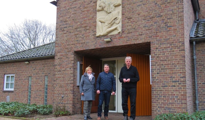 Het bestuur van Doetinchem herdenkt voor de ingang van de aula. Foto: Bert Vinkenborg