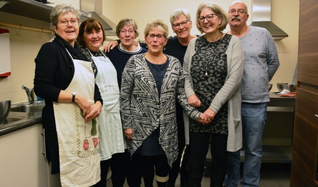 Dorine Stoffels (derde van links) met haar collega's in de keuken: ‘Een maaltijd klaarmaken duurt twee keer zo lang.' Foto: Alize Hillebrink