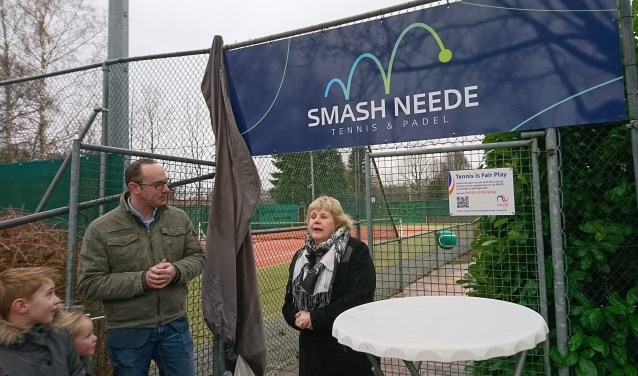 Wethouder Anjo Bosman onthult de nieuwe naam Smash Neede Tennis & Padel. Foto: Matthew Vuijk