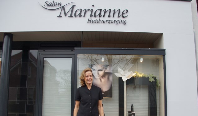 Marianne van der Voort voor haar schoonheidssalon aan de Dorpsstraat waar zij al dertig jaar gevestigd is. Foto: Bernadet te Velthuis