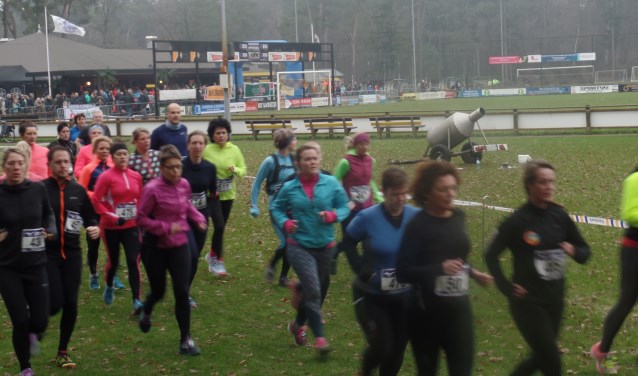 Er bestond grote belangstelling voor de Oudejaars Crossloop Vorden die telkens van start ging met een 'startschot' van een carbidbus. Foto: Jan Hendriksen