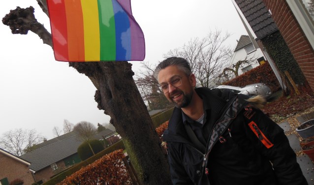 Bij Freddy van Dijken thuis wappert de regenboogvlag al. Nu het gemeentehuis van Montferland nog… Foto: Eric Klop