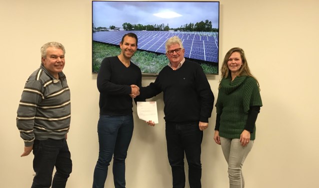 Het bestuur van de ECDD tekent het contract met Tenten Solar voor de levering en bouw van de zonne-installatie op het dak van Prakticon. Foto: PR