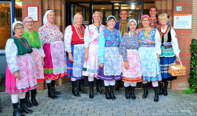 Een aantal leden van Scodova in traditionele kleding. Foto: PR