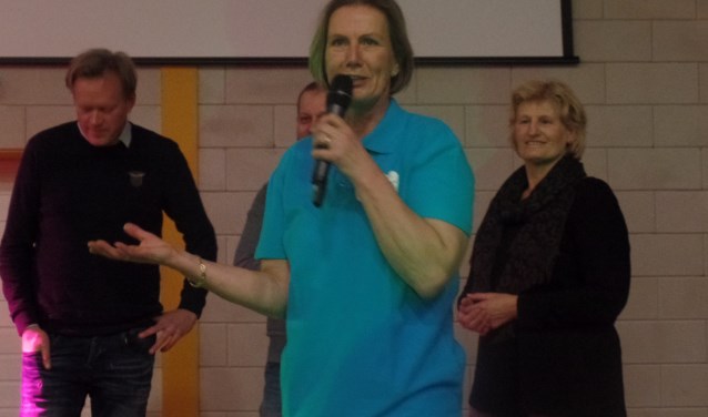 Tot haar grote verrassing werd Henny Wildschut benoemd tot erelid van Contact Barchem Foto: Jan Hendriksen.