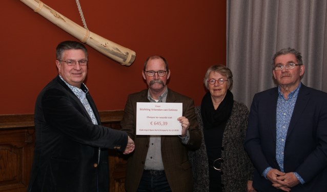 De overhandiging van de cheque van de open kerk aan Estinea. Foto: Frank Vinkenvleugel