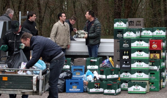 Er werden meer dan 200 lege kratten bier en meer dan 1500 lege petflessen opgehaald. Foto: Johan Bolink.