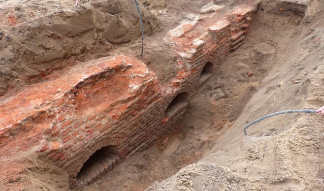 De resten van de oude stadsmuur die werden blootgelegd. Foto: PR