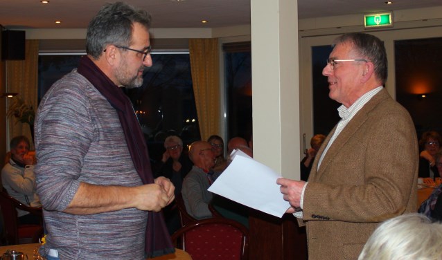 Gerrit te Velthuis, voorzitter VVV Bronckhorst, overhandigde symbolisch de sleutel aan de voorzitter van Stichting VVV Vorden, Grieto Zeeman. Foto: PR