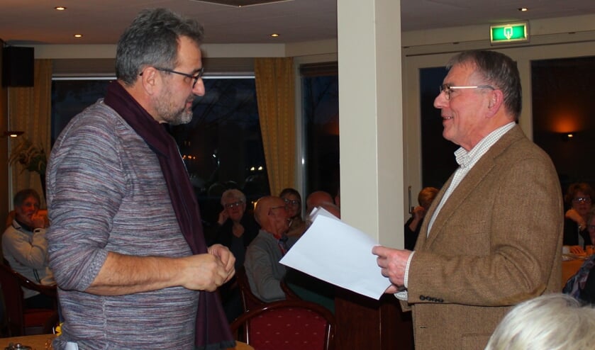Gerrit te Velthuis, voorzitter VVV Bronckhorst, overhandigde symbolisch de sleutel aan de voorzitter van Stichting VVV Vorden, Grieto Zeeman. Foto: PR