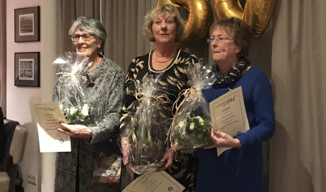 Drie van de vier jubilarissen van Vrouwen van Nu Hummelo, Keppel en Drempt. Foto: PR