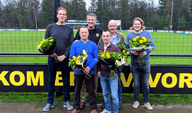 V.l.n.r. (achter) Sven Hendriks, voorzitter Marc van der Linden, Jan Meijer en Tim Vrielink. En (voor) Ronald de Beus en Bas Brunsveld. Foto: PR