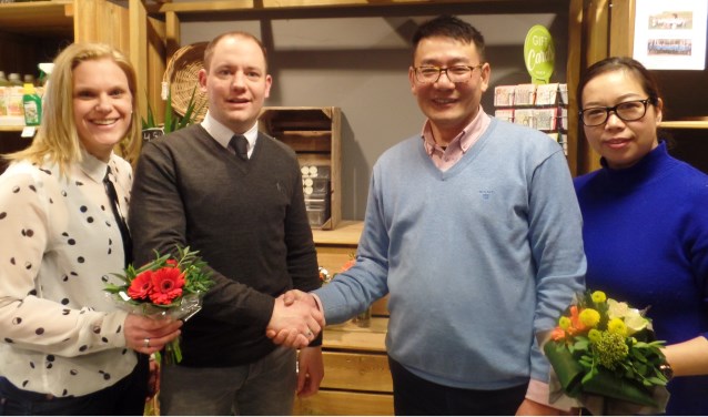 Frank Bannink en zijn vriendin Thera (l) verwelkomen de nieuwe exploitanten van de Barchemse supermarkt: Ming Jiang en Xiao Fan Cheng Foto: Jan Hendriksen.