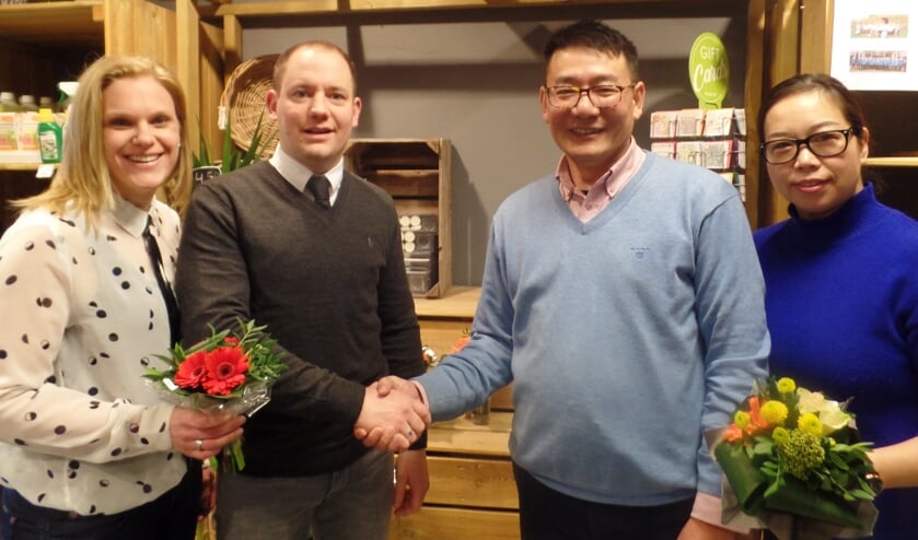 Frank Bannink en zijn vriendin Thera (l) verwelkomen de nieuwe exploitanten van de Barchemse supermarkt: Ming Jiang en Xiao Fan Cheng Foto: Jan Hendriksen.